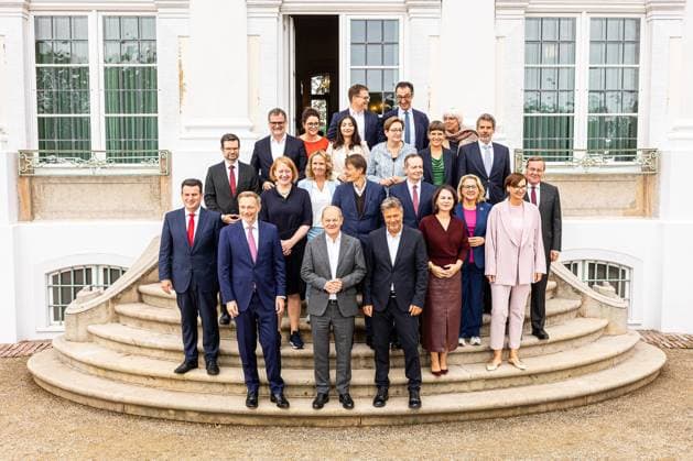 Bilder des Jahres 2023, News 08 August News Themen der Woche KW35 News Bilder des Tages Gruppenfoto um Bundeskanzler Olaf Scholz, Robert Habeck und Christian Lindner mit allen Beteiligten am 30. August 2023 im Rahmen der Kabinettsklausur auf Schloss Meseberg in Gransee, Brandenburg. Kabinettsklausur auf Schloss Meseberg