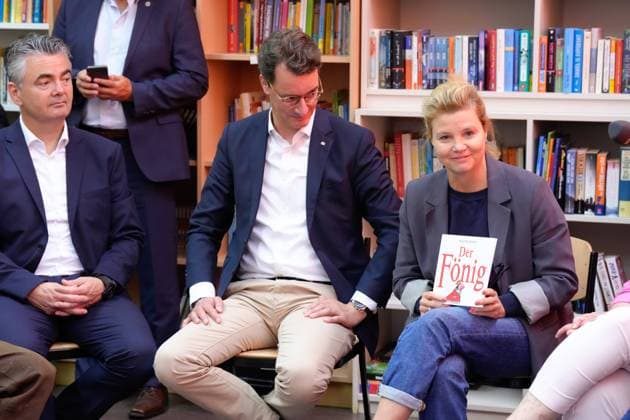 Bilder des Jahres 2023, Entertainment 08 August Entertainment Themen der Woche KW35 Ministerpraesident Wuest besucht Adolf-Kolping-Hauptschule Ministerpraesident Hendrik Wuest und Schauspielerin und Lesebotschafterin Annette Frier sprechen gemeinsam mit Schuelerinnen und Schuelern des Leseclub der Adolf-Kolping-Hauptschule , Koeln, 31.08.2023 Koeln Nordrhein-Westfalen Deutschland