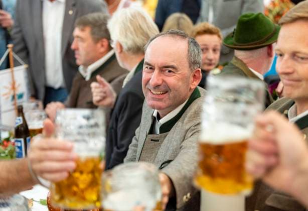 Bilder des Jahres 2023, News 08 August News Themen der Woche KW35 News Bilder des Tages Festrede von Hubert Aiwanger Freie Wähler im Festzelt Aschauer Markt in Aschau im Chiemgau Datum: 31.08.2023