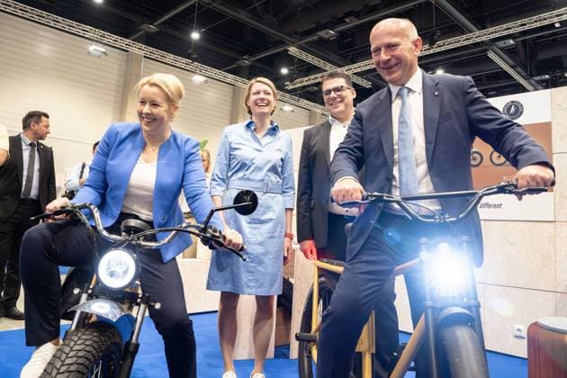 Bilder des Jahres 2023, News 09 September News Themen der Woche KW35 News Bilder des Tages IFA, Der Regierende Bürgermeister von Berlin, Kai Wegner, Wirtschaftssenatorin Franziska Giffey Kai Wegner und Franziska Giffey am 1. September auf dem Eröffnungsrundgang der IFA 2023, 1.9.2023 Berlin Berlin GER