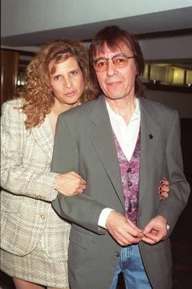 BILL WYMAN British Rock Musician Former Member of The Rolling Stones With his wife SUZANNE (Seen attending a Variety Club of Great Britain luncheon in honor of the actor Bob Hoskins, as a tribute to his contribution to the world of entertainment). BILL WYMAN British Rock Musician Former Member of The Rolling Stones With his wife SUZANNE (Seen attending a Variety Club of Great Britain luncheon in honor of the actor Bob Hoskins, as a tribute to his contribution to the world of entertainment). COMPULSORY CREDIT: Starstock Photoshot Photo UGL 011278 A-09a 27.03.1996, Credit:Photoshot Avalon United Kingdom  Copyright: xPhotoshotx xAvalonx 0502505589