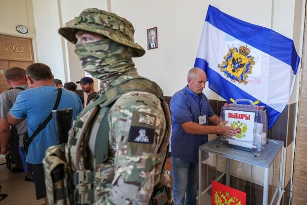Bilder des Jahres 2023, News 09 September News Themen der Woche KW35 RUSSIA, KHERSON REGION - SEPTEMBER 2, 2023: Early voting at a polling station in the town of Tavriysk, near the frontline of Russia s special military operation, in the run-up to Russia s forthcoming 2023 Single Voting Day, which will be held on 10 September. In 20 constituent regions of Russia, including the Kherson Region, voters will be electing members of their respective regional legislative assembly. 12 constituent regions of Russia, including the Kherson Region, will be holding local government elections. Alexei Konovalov TASS 61642931