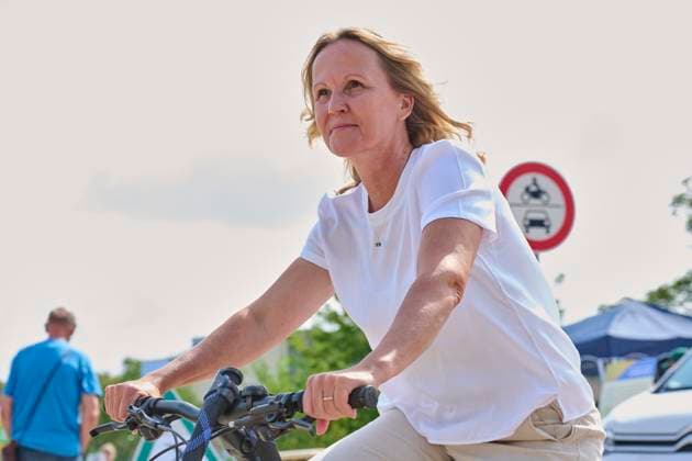 Steffi Lemke in Dessau EUR, Deutschland, Dessau, 02.09.2023: Beim Aktionstag Umwelt im Quartier besucht die Bundesministerin für Umwelt, Naturschutz, nukleare Sicherheit und Verbraucherschutz, Steffi Lemke (B90 Die Grünen) ihre Heimatstadt Dessau. Fünf Quartiere nehmen am Pilotprojekt Umwelt im Quartier teil. Das Quartier am Leipziger Tor ist durch den Stadtumbau geprägt.Parkähnliche Gestaltung soll die Wohn- und Lebensqualität der Anwohner erhöhen.