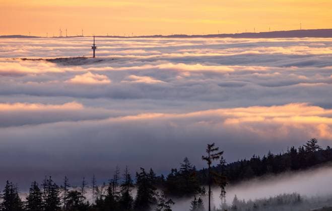 Bilder des Jahres 2023, News 09 September News Themen der Woche KW35 News Bilder des Tages Sonnenaufgang über dem Nebel Blick auf den Sonnenaufgang aus den Höhenlagen des Taunus, Tal ist eine dicke Nebeldecke zu sehen, aus der die höchsten Gipfel des Mittelgebirges herausragen, mittig der Gipfel des Winterstein Steinkopf. Im Hintergrund Windräder eines Windparks., Schmitten Hessen Deutschland