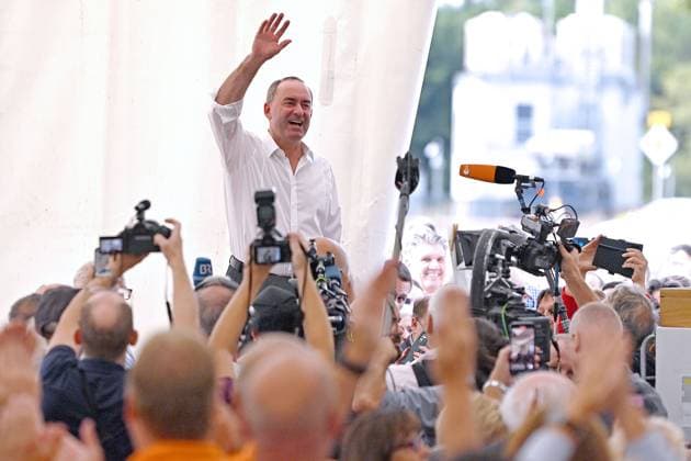 Bilder des Jahres 2023, News 09 September News Themen der Woche KW35 News Bilder des Tages Hubert AIWANGER (Freie Waehler) haelt am 03.09.2023 eine Rede am Keferloher Sonntag im Festzelt auf Gut Keferloh bei Muenchen. Laesst sich nach seinem Auftritt feiern.