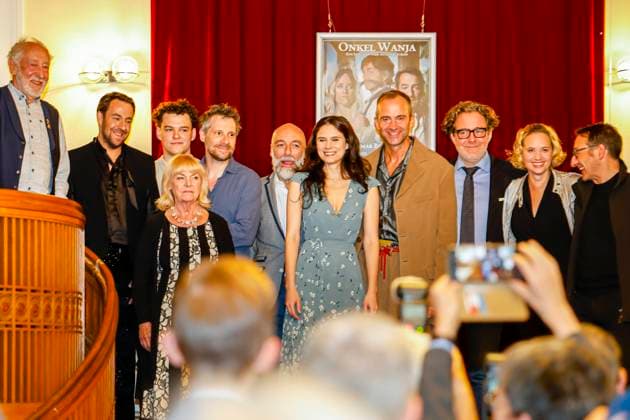 Bilder des Jahres 2023, Entertainment 09 September Entertainment Themen der Woche KW35 Boris Aljinovic, Tilmar Kuhn, Dagmar Bernhard, Helen Barke, Mark Weigel, Mario Ramos, Dagmar Biener; Premiere, Onkel Wanja, ein Leben in vier Augenblicken, eine Tragikomödie von Anton Tschechow, Regie und Bühne Anatol Preissler, Kostüm Jasper Krafft, , am 02.09.2023 in Berlin, (Schlosspark Theater), Deutschland