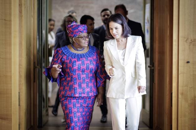 Bilder des Jahres 2023, News 09 September News Themen der Woche KW36 News Bilder des Tages Annalena Baerbock, Bundesaussenministerin, und Ngozi Okonjo-Iweala, Generaldirektorin der Welthandelsorganisation, im Rahmen der Eroeffnung der Konferenz der Leiterinnen und Leiter der deutschen Auslandsvertretungen. Berlin, 04.09.2023. Berlin Deutschland