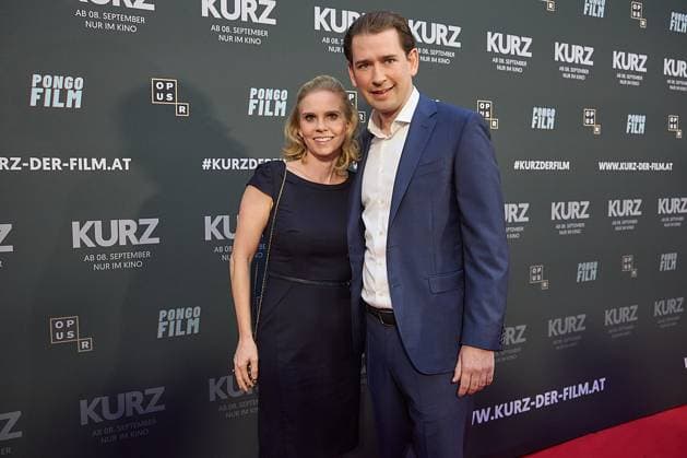 Bilder des Jahres 2023, Entertainment 09 September Entertainment Themen der Woche KW36 Entertainment Bilder des Tages - Wien 06.09.2023 - Heute am Abend feierte im Artis Kino, in der Wiener Innenstadt, der erste von zwei Kinofilmen über den ehemaligen österreichischen Bundeskanzler Sebastian Kurz (ÖVP) seine Premiere. Kurz der Film erntete chon im Vorfeld viel Kritik. PHOTO: Ex Budeskanzler Sebastian Kurz und Ehefrau Susanne Thier kurz vor Beginn des Films in Saal 1. Vienna (AUSTRIA) - Tonight, the first of two films about former Austrian Chancellor Sebastian Kurz (ÖVP) celebrated its premiere at the Artis Kino in Vienna s city centre. Kurz der Film received a lot of criticism in the run-up. Premiere von Kurz der Film