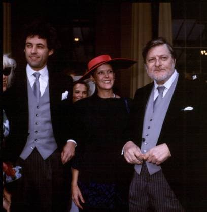 Left to Right: BOB GELDOF, Hon KBE Irish Singer and Songwriter DONNA LONG Sister of J. Paul Getty and J. PAUL GETTY, Hon KBE US Millionaire and Philanthropist Resident in Britain At Buckingham Palace after Bob Geldof and J. Paul Getty received the Left to Right: BOB GELDOF, Hon KBE Irish Singer and Songwriter DONNA LONG Sister of J. Paul Getty and J. PAUL GETTY, Hon KBE US Millionaire and Philanthropist Resident in Britain At Buckingham Palace after Bob Geldof and J. Paul Getty received their Honorary Knighthoods COMPULSORY CREDIT: Starstock Photoshot Photo CGL 232335 24.07.1986, Credit:Photoshot Avalon United Kingdom  Copyright: xPhotoshotx xAvalonx 0506356642