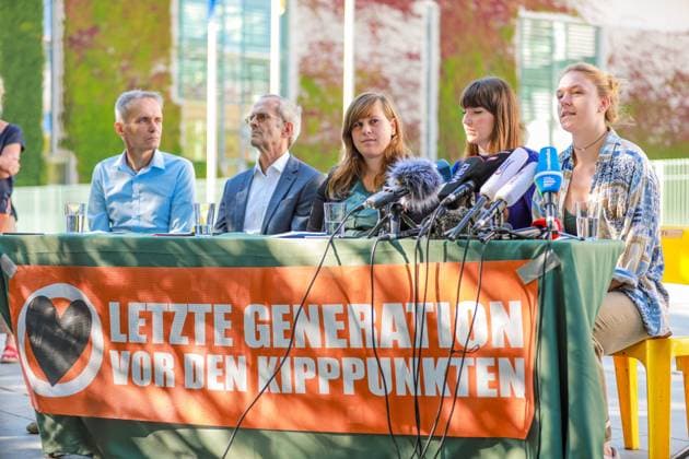 Bilder des Jahres 2023, News 09 September News Themen der Woche KW36 News Bilder des Tages Letzte Generation Pressekonferenz: Proteste in Berlin angekündi, Die Gruppe Letzte Generation hat heute vor dem Bundeskanzleramt eine Pressekonferenz abgehalten. Bei der Pressekonferenz kündigten die Aktivisten an, dass sie ab dem 13. September in Berlin wieder protestieren werden. Die Proteste sollen auf die Dringlichkeit des Handelns gegen den Klimawandel aufmerksam machen. Es sprachen unter anderem Carla Hinrichs Sprecherin der letzten Generation, sowie Chiara Malz und Prof. Dr. Nikolaus Froitzheim und Lisa Johnsen (R). Berlin Berlin Deutschland