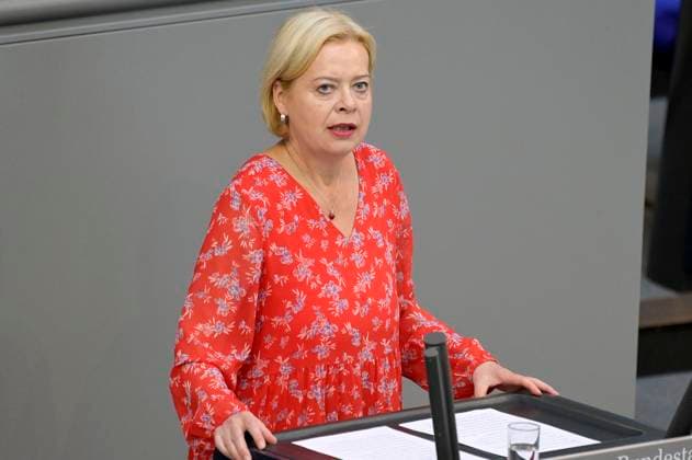 Gesine Lötzsch in der 120. Sitzung des Deutschen Bundestages im Reichstagsgebäude. Berlin, 08.09.2023