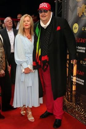 Bilder des Jahres 2023, Entertainment 09 September Entertainment Themen der Woche KW36 Entertainment Bilder des Tages Andreas Ellermann mit Freundin Ilka bei der 50 Jahre Jubiläumsgala des Pulverfass Cabaret auf dem roten Teppich. Ilka ist 45 Jahre alt und Dänin. Hamburg, der 10.09.2023 Andreas Ellermann mit Freundin Ilka bei der 50 Jahre Jubiläumsgala des Pulverfass Cabaret auf dem roten Teppich. Ilka ist 45 Jahre alt und Dänin., Hamburg-St. Pauli Hamburg Deutschland 50 Jahre Pulverfass Gala