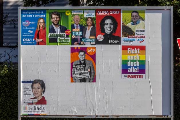Bilder des Jahres 2023, News 09 September News Themen der Woche KW37 Landtagswahl Bayern. Plakatwand in Hallbergmoos, Plakat der Satirepartei DIE PARTEI. Motto: Fickt euch doch alle! 12.09.2023: Hallbergmoos, Bayern, Deutschland, Europa