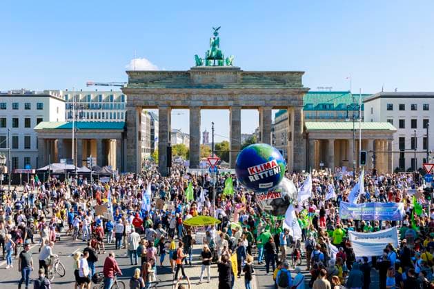 Bilder des Jahres 2023, News 09 September News Themen der Woche KW37 News Bilder des Tages 13. globalen Klimastreik 15.09.23 Deutschland, Berlin am 15. September 2023: DemonstrantInnen vor dem Brandenburger Tor mit Plakate und Banners und ein großes Ballon mit der Schruft Klima Retten!