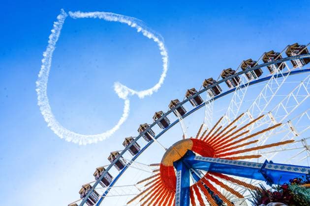 Bilder des Jahres 2023, News 09 September News Themen der Woche KW37 News Bilder des Tages Oktoberfest 2023, Herz am Himmel vor Riesenrad, Wiesn, Eröffnungstag, 16. September 2023 Deutschland, München, 16.09.2023, Herz am Himmel vor Riesenrad, Oktoberfest 2023, Eröffnungstag, typisch bayerisch, Volksfest, Bayern,