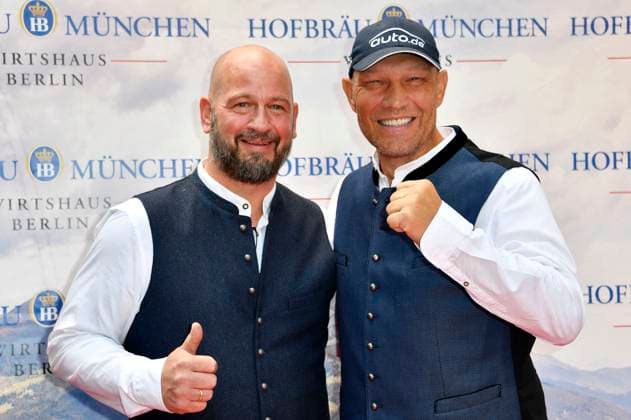 Bilder des Jahres 2023, Entertainment 09 September Entertainment Themen der Woche KW37 Entertaintment Bilder des Tages Björn Schwarz und Axel Schulz beim Wiesn-Anstich zum Oktoberfest 2023 im Hofbräu Berlin. Berlin, 16.09.2023