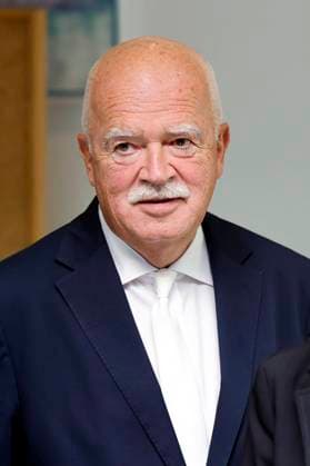 Anwalt Peter Gauweiler, Verteidiger von Bankier Christian Olearius, bei dessen Prozess vor dem Bonner Landgericht. Olearius muss sich verantworten wegen des Vorwurfs besonders schwerer Steuerhinterziehung. Er soll als persönlich haftender Gesellschafter der Privatbank Warburg aktiv in den Cum-Ex-Skandal verstrickt sein. Der Prozess ist auch politisch bristant, da der Name Olaf Scholz 27 mal in der Anklageschrift auftaucht. Bonn, 18.09.2023 NRW Deutschland Copyright: xChristophxHardtx