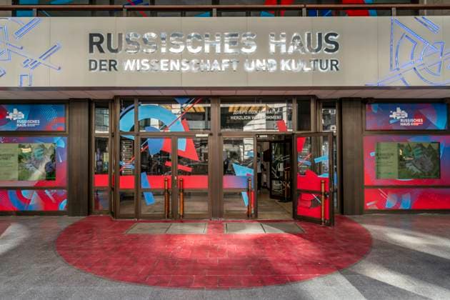 Russisches Haus der Wissenschaft und Kultur, Friedrichstrasse, Berlin-Mitte, Russisches Haus der Wissenschaft und Kultur, Friedrichstrasse, Berlin-Mitte. Das Haus steht seit dem russischen Überfall auf die Ukraine 2022 in der Kritik. Die Agentur Russotrudnitschestwo, welche das Haus betreibt, steht seit dem 21. Juli 2022 auf der EU-Sanktionsliste.