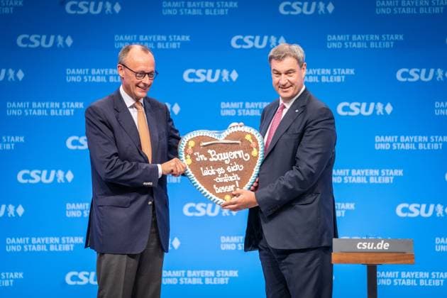 Bilder des Jahres 2023, News 09 September News Themen der Woche KW38 CSU-Parteitag zur Nominierung des Spitzenkandidaten zur Bayerischen Landtagswahl 2023 CSU-Parteitag zur Nominierung des Spitzenkandidaten zur Bayerischen Landtagswahl 2023 Markus Söder, designierter Spitzenkandidat und amtierender Ministerpräsident von Bayern, mit Friedrich Merz, CDU-Parteivorsitzender - Markus Söder übergibt an Friedrich Merz nach dessen Rede ein Lebkuchenherz;CSU-Parteitag zur Nominierung des Spitzenkandidaten zur Bayerischen Landtagswahl 2023 CSU-Parteitag zur Nominierung des Spitzenkandidaten zur Bayerischen Landtagswahl 2023 Markus Söder, designierter Spitzenkandidat und amtierender Ministerpräsid,