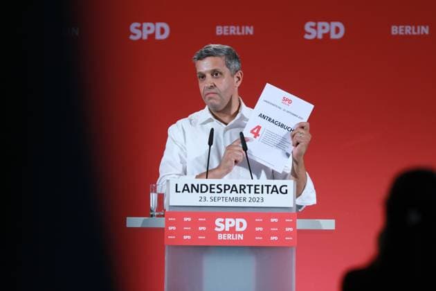 Berlin, Deutschland, 23.09.2023: Landesparteitag der SPD Berlin; der Berliner SPD-Chef Raed Saleh bringt den Leitantrag ein Copyright: xdtsxNachrichtenagenturx dts_22685