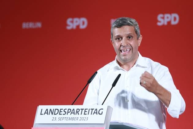 Berlin, Deutschland, 23.09.2023: Landesparteitag der SPD Berlin; der Berliner SPD-Chef Raed Saleh bringt den Leitantrag ein Copyright: xdtsxNachrichtenagenturx dts_22687