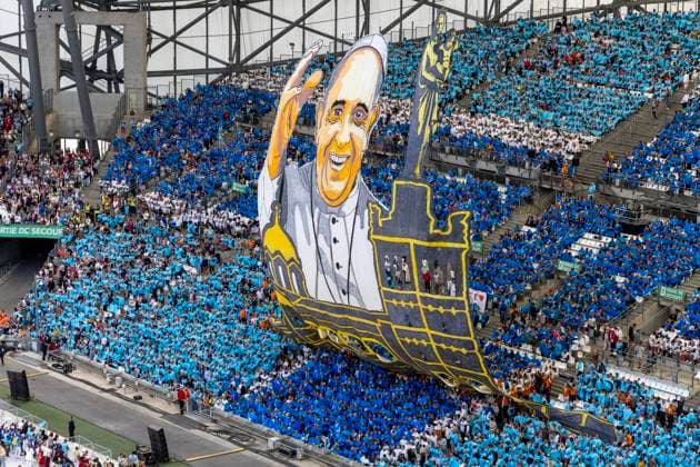 Bilder des Jahres 2023, News 09 September News Themen der Woche KW38 News Bilder des Tages Visite du Pape Francois a Marseille ( Pope Francis ) PHOTOPQR LA PROVENCE Frederic SPEICH ; Marseille ; 23 09 2023 ; Tifo prepare par les supporters de l Olympique de Marseille a l occasion de la messe dirigee par le Pape FRANCOIS dans le Stade Velodrome Le souverain pontife effectue une visite de deux jours axee sur la Mediterranee et la migration Pool PQR Frederic Speich People during the celebrate mass of Pope at the Velodrome stadium, in the southern port city of Marseille on September 23, 2023.