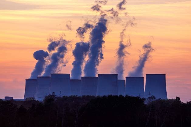Braunkohlekraftwerk Jaenschwalde DEU Deutschland Brandenburg Jaenschwalde, 28.09.2023, Kraftwerk Jaenschwalde (LEAG) im lausitzer Braunkohlerevier bei Sonnenuntergang.
