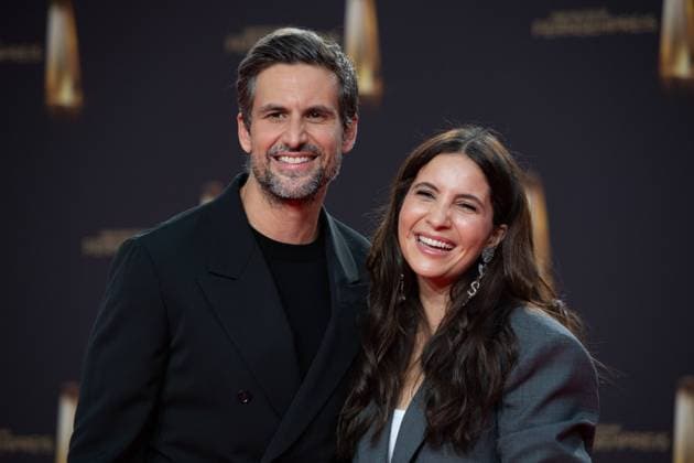 Tom BECK, Schauspieler, und Partnerin Chryssanthi KAVAZI, Roter Teppich, Red Carpet Show, Ankunft, arrival, Verleihung des Deutschen Fernsehpreises, Der Deutsche Fernsehpreis 2023, Deutscher Fernsehpreis 2023 in den MMC Studios Koeln, am 28.09.2023.