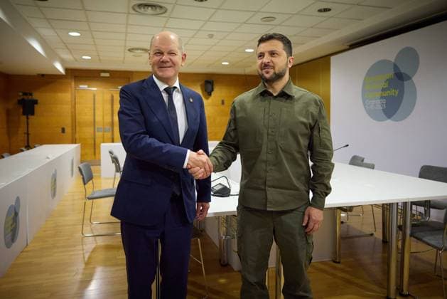 Bilder des Jahres 2023, News 10 Oktober News Themen der Woche KW40 News Bilder des Tages Praesident Wolodymyr Selenskyj auf dem Europa Gipfel in Granada am 05.10.2023.EU Summit mit Bundeskanzler Olaf SCHOLZ. President visits Spain to participate in the 3rd European Political Community Summit. Foto:The Presidential Office of Ukraine via SVEN SIMON Fotoagentur GmbH & Co. Pressefoto KG