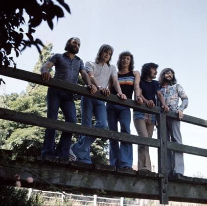 Moody Blues Portrait Moody Blues photographed outdoors on a small river crossing in 1972. The band consisted of Ray Thomas, Michael Pinder, Justin Hayward, John Lodge and Graeme Edge. *Higher Rates Apply*Please Negotiate Fees*, Credit:Michael Putland Avalon  Copyright: xMichaelxPutlandx xAvalonx 0517066996
