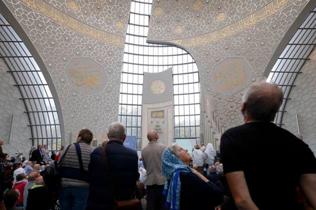 Innenansicht der DITIB Zentralmoschee in Ehrenfeld am Tag der offenen Moschee . An der Kölner Zentralmoschee darf seit 2022 freitags per Lautsprecher von einem Muezzin zum Gebet gerufen werden. (Themenbild, Symbolbild) Köln, 03.10.2023 NRW Deutschland Copyright: xChristophxHardtx