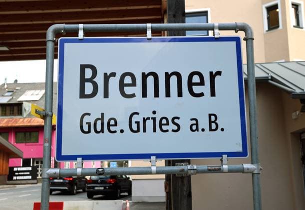 Brenner, Tirol, Österreich, 10. Oktober 2023: Hier das Ortsschild, Ortstafel von Brenner, Österreichische Seite, Gemeinde Gries am Brenner, Verkehrsschild, Symbolbild,Brennerpass