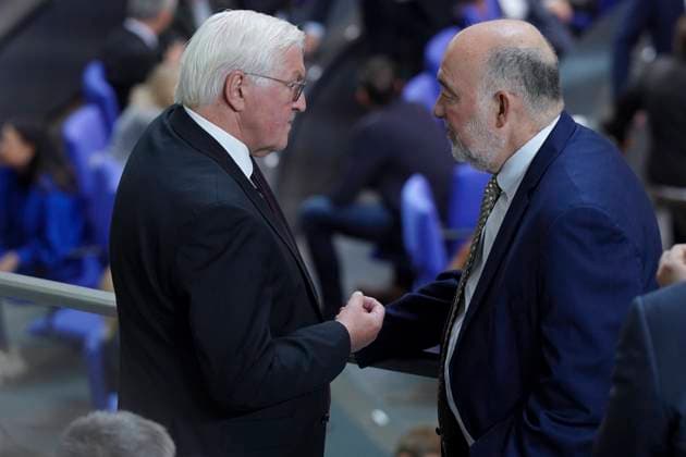 News Bilder des Tages Deutscher Bundestag 127. Plenarsitzung - Gedenkminute Bundespraesident Frank-Walter Steinmeier im Gespraech mit dem israelischen Botschafter Ron Prosor auf der Triebuene bei der Gedenkminute zum Ueberfall auf Israel, Berlin; 11.10.2023 Berlin Berlin Deutschland