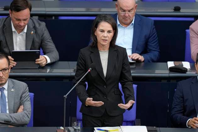 News Bilder des Tages Deutscher Bundestag 127. Plenarsitzung Aussenministerin Annalena Baerbock (Gruene) untermauert ihre Aussagen mit Handgeste bei der Befragung der Bundesregierung durch die Abgeordneten im Rahmen der 127. Sitzung des Deutschen Bundestag in Berlin, 11.10.2023 Berlin Berlin Deutschland