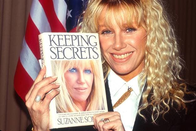 SUZANNE SOMERS holding her book Keeping Secrets , circa 1987. U.S. - ZUMAg49_ 20110101_gaf_g49_106497 Copyright: xBobxV.xNoblex