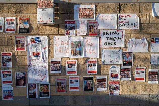 Eltern und Familie der Geiseln in Gaza protestieren in Tel-Aviv Israel, Tel-Aviv, Hakirya am 17.10.2023: Bildern der Vermisste israelischen Geislen an der Wand des Verteidigungsministerium in Tel-Aviv und wünsche mit Handschrift auf A4 Papier. No Human Shelter Bring them Back Save the Kids We are Kinds S.O.S. home Bring our People back