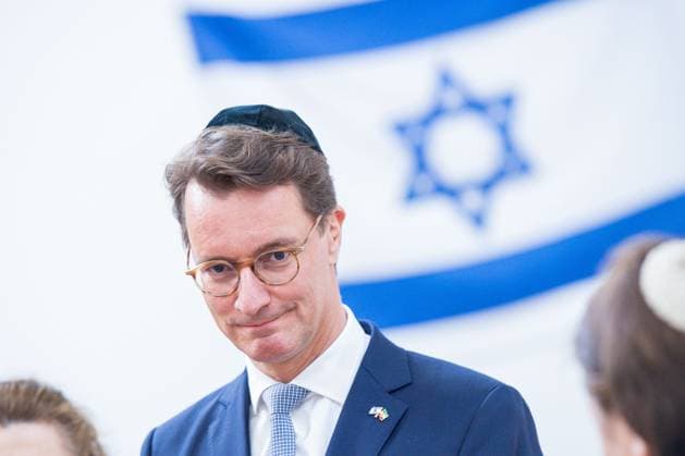 News Bilder des Tages 18.10.2023 - Hendrik Wüst besucht die jüdische Gemeinde in Bielefeld: Der NRW-Ministerpräsident (CDU) bei einem von vier Terminen in Ostwestfalen-Lippe - mit einer Kippe auf dem Kopf. Im Bild hat Wüst eine Flagge von Israel im Hintergrund mit dem Davidstern. ,