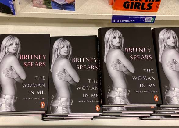 25.10.2023, Deutschland, NRW, Buchhandlungen, Neuerscheinungen, Seit gestern im deutschen Buchhandel erhältlich - die Autobiografie von Sängerin Britney Spears mit dem Titel The woman in me, Buch, Bücher, Memoiren NRW Deutschland Copyright: xSnowfieldxPhotographyx SF251023BritneyD3