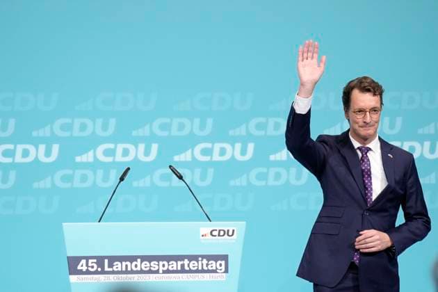 News Themen der Woche KW43 45. Landesparteitag der CDU Nordrhein-Westfalen Ministerpraesident Hendrik Wuest (CDU) bedankt sich und winkt Delegierten nach seiner Rede auf dem 45. Landesparteitag der CDU NRW , Huerth, 28.10.2023 Huerth Nordrhein-Westfalen Deutschland