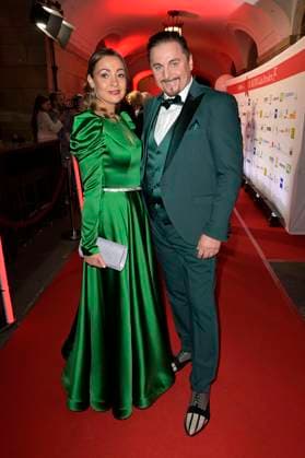 Uwe Herrmann mit Begleitung bei der 15. Hope Gala 2023 im Schauspielhaus. Dresden, 28.10.2023
