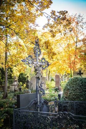Berlin Mitte ; Domfriedhof der St. Hedwigsgemeinde Liesenstraße - 01.11.2023 Friedhof