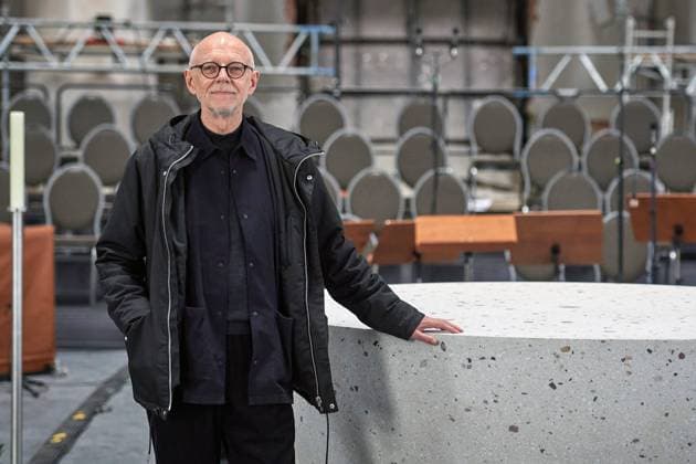 Bilder des Jahres 2023, News 11 November News Themen der Woche KW44 News Bilder des Tages 250 Jahre nach der ersten Weihe der Hedwigskirche, der ersten katholischen Kirche nach der Reformation in Berlin, wird an Allerheiligen, 01.11.2023, in der Sankt Hedwigs-Kathedrale am Bebelplatz in Berlin der neue Altar geweiht. Nach dem Entwurf des Architekturbueros Sichau & Walter mit dem Kuenstler Leo Zogmayer (im Bild) und passend zum Rundbau der Kathedrale, rueckt der als Halbkugel geformte und im Steingussverfahren hergestellte Altar in die Mitte des Raums. Im Foto vom 01.11.2023: Vorstellung des Altars in der Sankt Hedwigs-Kathedrale mit Kuenstler Leo Zogmayer. (Siehe epd-Meldung vom 01.11.2023) EDITORIAL USE ONLY