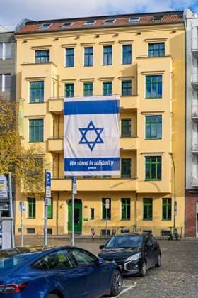Bilder des Jahres 2023, News 11 November News Themen der Woche KW44 News Bilder des Tages 04.11.2023,Berlin, BÜNDNIS 90 DIE GRÜNEN Bundesgeschäftsstelle,eine große Flagge Israels ist an der Fassade angebracht. (we stand in solidarity)