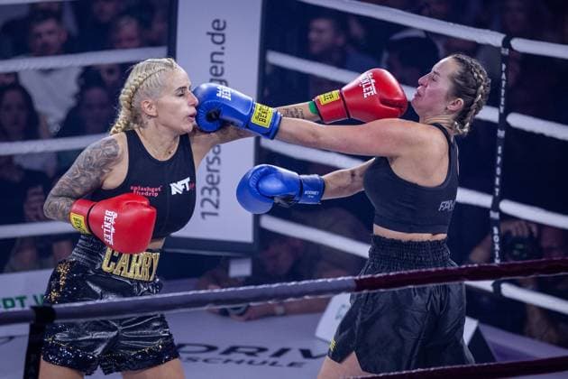 Bilder des Jahres 2023, Entertainment 11 November Entertainment Themen der Woche KW44 Entertainment Bilder des Tages FAME FIGHTING 2023 - Boxevent mit Influencern und Reality-Stars Carina Spack gewinnt klar gegen Jessica Fiorini - Zahlreiche Reality-Stars und Influencer duellieren sich beim ersten Fame Fighting im Bonner Maritim Hotel im Ring. Vielen Kämpfen gingen offen ausgetragene Streitigkeiten voraus. Organisiert wird der Abend von Eugen Lopez. Bonn Maritim Hotel NRW Deutschland Copyright: xBEAUTIFULxSPORTS Derixx