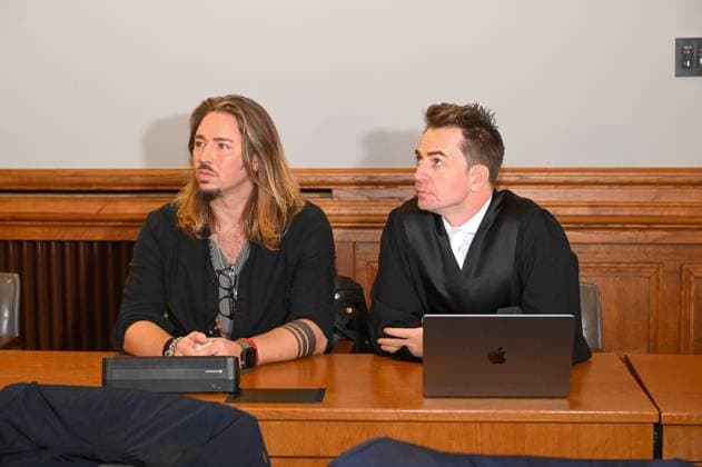 Bilder des Jahres 2023, Entertainment 11 November Entertainment Themen der Woche KW45 Entertainment Bilder des Tages Prozessauftakt gegen Gil Ofarim 07.11.2023 gegen 9 Uhr Leipzig, Landgericht Leipzig Prozessauftakt gegen Musiker Gil Ofarim am Landgericht Leipzig wegen Verleumdung u.a. Im Bild: Angeklagter Musiker Gil Ofarim mit Rechtsanwalt Dr. Alexander Stevens im Sitzungssaal des Landgericht Leipzig Leipzig Sachsen Deutschland Copyright: xEHLxMedia Erik-HolmxLanghofx 231107_prozess-gil-ofarim-leipzig_3