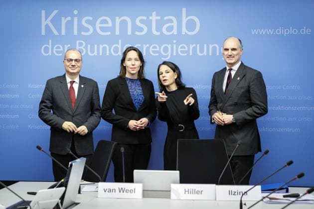 Bilder des Jahres 2023, News 11 November News Themen der Woche KW45 News Bilder des Tages Scenario Discussion mit (L-R) Igli Hasani, Aussenminister von Albanien, Hanke Bruins Slot, Aussenministerin der Niederlande, Annalena Baerbock, Bundesaussenministerin, und Leo Docherty, Staatsminister fuer Europa und Nordamerika des Vereinigten Koenigreichs, nach der Eroeffnung der NATO Cyberkonferenz im Krisenstab des Auswaertigen Amts in Berlin, 09.11.2023. Berlin Deutschland