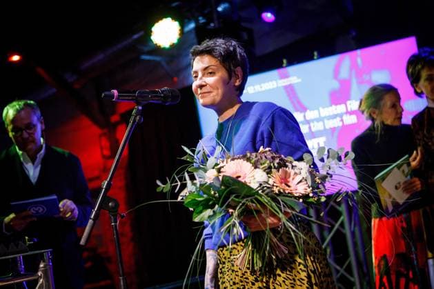 Bilder des Jahres 2023, Entertainment 11 November Entertainment Themen der Woche KW45 Filmfestival Cottbus 2023 Preisverleihung DEU Deutschland Brandenburg Cottbus, 11.11.2023, Preistraegerin Anna Buryachkova, Gewinnerin des Hauptpreises bester Film 2023 für den Film Forever - Forever bei der Preisverleihung des 33. Filmfestivals Cottbus, Das Festival des osteuropaeischen Films findet bereits zum 33. mal statt, vom 07. bis zum 12. November werden 150 Filme an verschiedenen Spielstaetten in Cottbus gezeigt und in unterschiedlichen Wettbewerbskategorien praemiert.