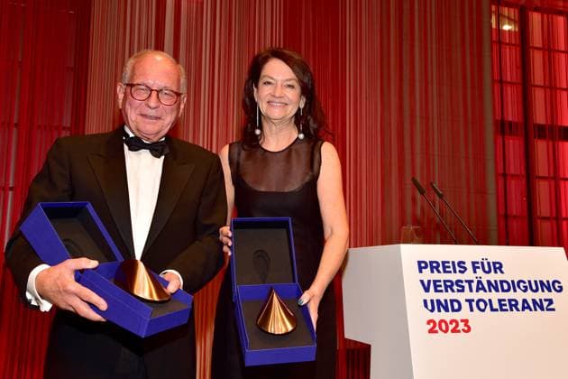 Bilder des Jahres 2023, Entertainment 11 November Entertainment Themen der Woche KW45 Entertainment Bilder des Tages Preis für Verständigung und Toleranz 2023 PREISGEWINNER: Prof. Dr.h.c. Wolfgang Ischinger, Präsident des Stiftungsrats der Stiftung Münchner Sicherheitsakonferentzz, Dr. Corinna Michaela Flick, Ankunft, blauer Teppich Preis für Verständigung und Toleranz 2023 in Berlin, Jüdisches Museum Berlin am 11.11.2023