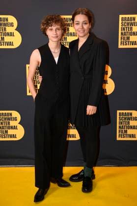 Luna Jordan und Anna Roller bei der Preisverleihung vom 37. Braunschweig International Film Festival im Großen Haus des Staatstheaters Braunschweig. Braunschweig, 11.11.2023