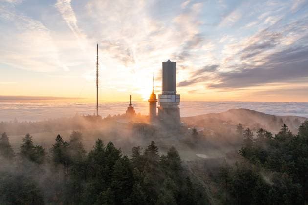 Bilder des Jahres 2023, News 11 November News Themen der Woche KW45 News Bilder des Tages Morgennebel im Taunus Die Höhenlagen rund um den Großen Feldberg ragen am Morgen bei Sonnenaufgang aus dem Nebel. Auch in der kommenden Woche wird wechselhaftes Wetter mit Regen und Wind vorhergesagt., Schmitten Hessen Deutschland